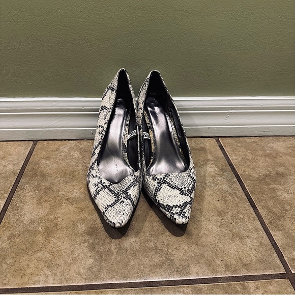 8.5 Merona faux snake skin 2 inch heel - Picture 1 of 6